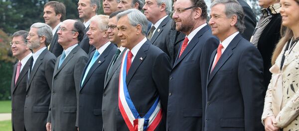 Sebastián Piñera junto a su gabinete en 2010 - Sputnik Mundo