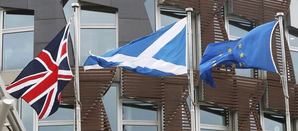 Banderas de Reino Unido, Escocia y UE - Sputnik Mundo
