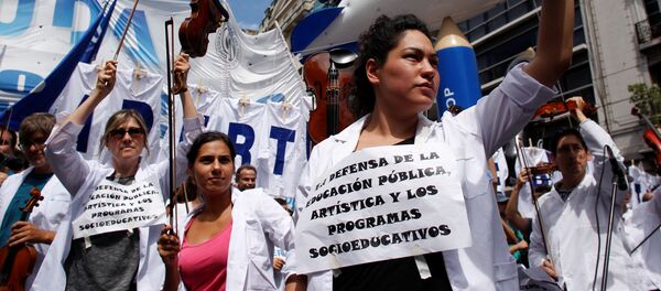 Thousands of teachers took to the streets, delaying the first day of school for millions of children, as part of a two-day national strike demanding a wage increase, in Buenos Aires, Argentina March 6, 2017. The signs read In defence of public education, art and socio-educational programs. - Sputnik Mundo