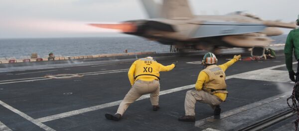 Un avión militar estadounidense despega desde el portaviones USS Carl Vinson (archivo) - Sputnik Mundo