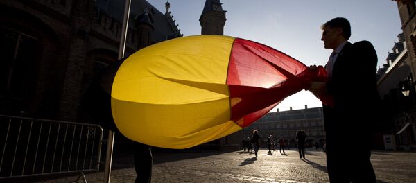 Belgium's flag is hoisted prior to the arrival of Belgium's Prime Minister Charles Michel for a meeting with Dutch Prime Minister Mark Rutte in The Hague, Netherlands, Monday, Oct. 27, 2014 - Sputnik Mundo