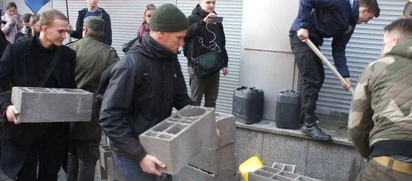Espuma de poliuretano y bloques de hormigón: cómo bloquean Sberbank en Kiev - Sputnik Mundo