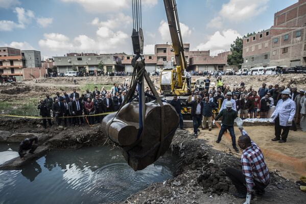 Furor arqueológico: hallan la estatua del faraón Ramsés II en El Cairo - Sputnik Mundo