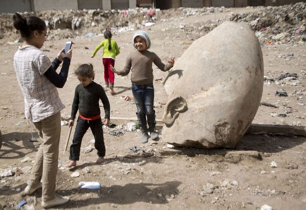 Furor arqueológico: hallan la estatua del faraón Ramsés II en El Cairo - Sputnik Mundo