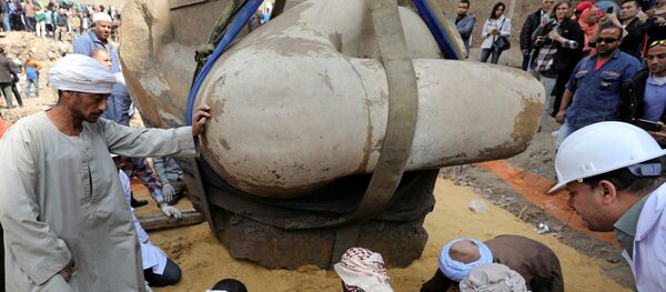 Furor arqueológico: hallan la estatua del faraón Ramsés II en El Cairo - Sputnik Mundo