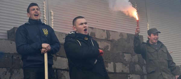 Activistas radicales taparan con bloques de hormigón la entrada a la oficina del ruso Sberbank en Kiev - Sputnik Mundo