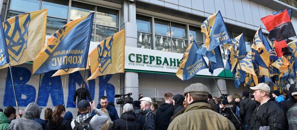La filial de Sberbank bloqueada por los radicales ucranianos - Sputnik Mundo