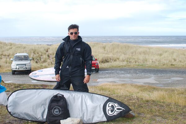 Ezequiel Martel se prepara para surfear en Malvinas Ezequiel Martel se prepara para surfear en Malvinas - Sputnik Mundo