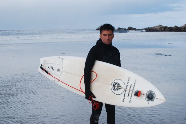 Ezequiel Martel surfea en Malvinas Ezequiel Martel surfea en Malvinas - Sputnik Mundo