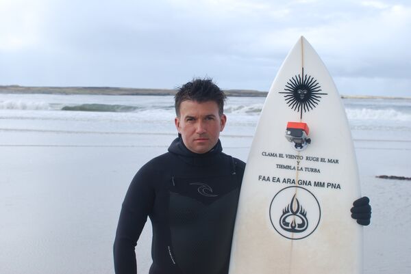 Ezequiel Martel se prepara para surfear en Malvinas Ezequiel Martel se prepara para surfear en Malvinas - Sputnik Mundo