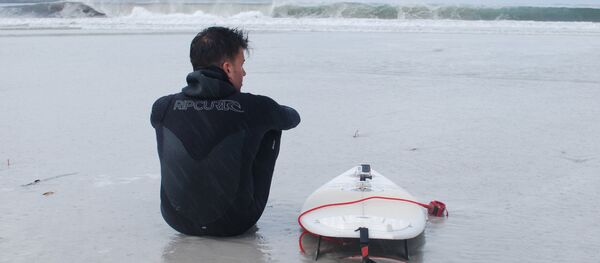 Ezequiel Martel se prepara para surfear en Malvinas - Sputnik Mundo