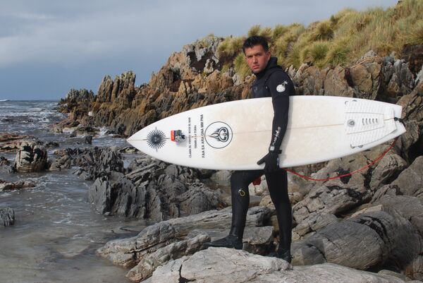 Ezequiel Martel se prepara para surfear en Malvinas Ezequiel Martel se prepara para surfear en Malvinas - Sputnik Mundo