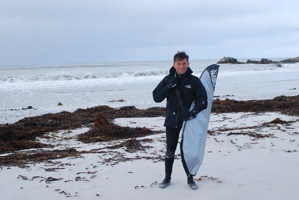 Ezequiel Martel se prepara para surfear en Malvinas Ezequiel Martel se prepara para surfear en Malvinas - Sputnik Mundo