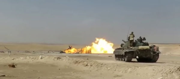 Un tanque T-62 ayuda a extinguir las llamas de un pozo de gas en Siria (archivo) - Sputnik Mundo