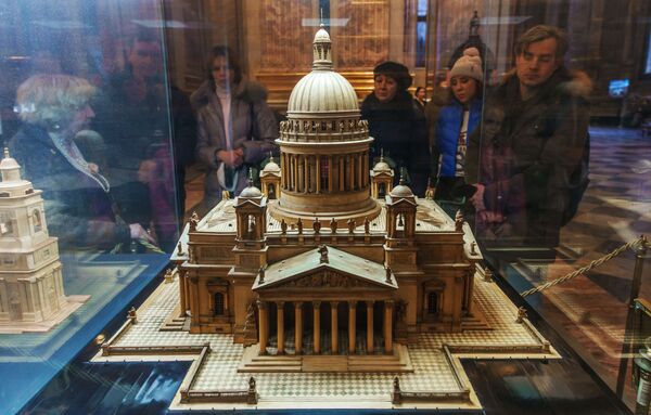 El suntuoso interior de la catedral de San Isaac de San Petersburgo - Sputnik Mundo