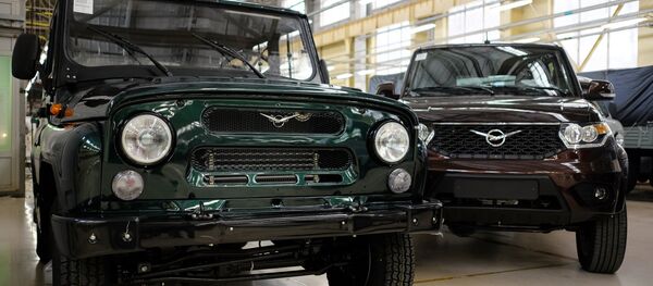 UAZ Hunter (izda.) y UAZ Patriot (drcha.) - Sputnik Mundo