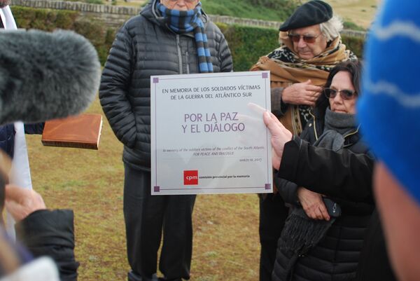 Placa pidiendo diálogo y entendimiento con los isleños depositada por la comitiva argentina en Malvinas en el Cementerio de San Carlos, donde yacen los soldados británicos de la guerra de 1982 Placa pidiendo diálogo y entendimiento con los isleños depositada por la comitiva argentina en Malvinas en el Cementerio de San Carlos, donde yacen los soldados británicos de la guerra de 1982 - Sputnik Mundo