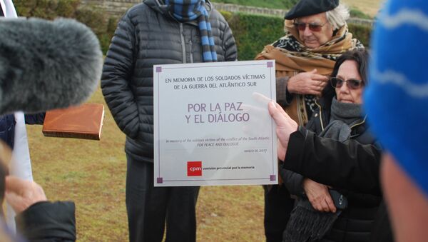 Placa pidiendo diálogo y entendimiento con los isleños depositada por la comitiva argentina en Malvinas en el Cementerio de San Carlos, donde yacen los soldados británicos de la guerra de 1982 - Sputnik Mundo