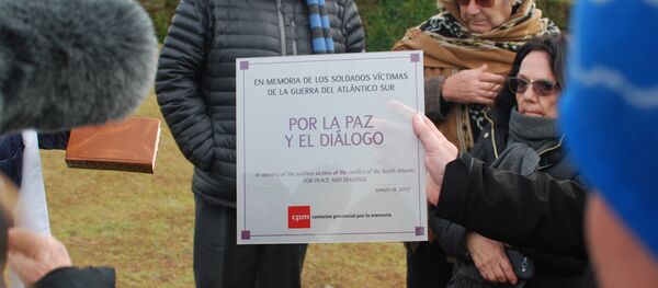 Placa pidiendo diálogo y entendimiento con los isleños depositada por la comitiva argentina en Malvinas en el Cementerio de San Carlos, donde yacen los soldados británicos de la guerra de 1982 - Sputnik Mundo