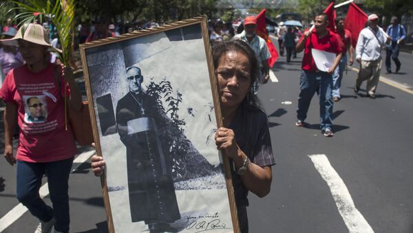 Mujer con un retrato de Oscar Arnulfo Romero (archivo) - Sputnik Mundo