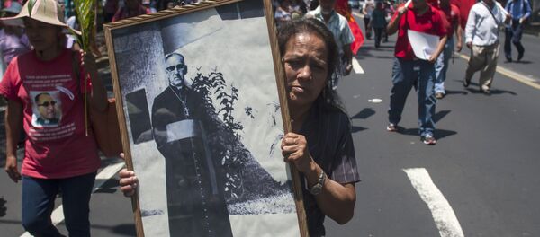 Mujer con un retrato de Oscar Arnulfo Romero (archivo) - Sputnik Mundo