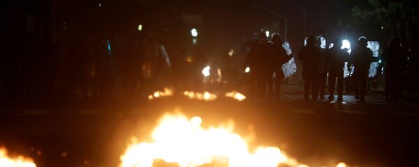 Manifestantes y policía se enfrentan en Río de Janeiro en una protesta contra Temer - Sputnik Mundo