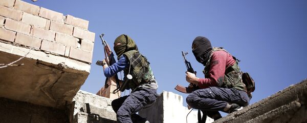 Militants from the Kurdistan Workers' Party, or PKK, run as they attack Turkish security forces in Nusaydin, Turkey, Tuesday, March 1, 2016. - Sputnik Mundo
