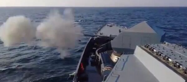 Primeros disparos del buque ruso Intachable - Sputnik Mundo