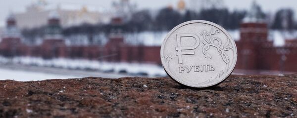 Rublo ruso con la vista del Kremlin de Moscú Rublo ruso con la vista del Kremlin de Moscú - Sputnik Mundo