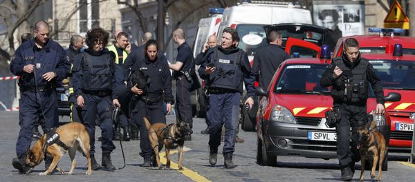 Policías cerca de la sede del FMI en París - Sputnik Mundo