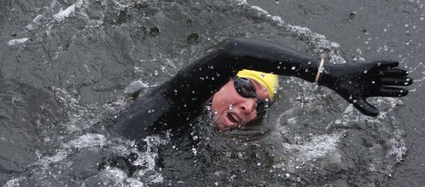El excombatiente Sergio Corani llega nadando a las Islas Malvinas - Sputnik Mundo