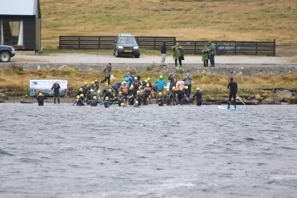 Nadadores de la Fundación No Me Olvides llegan a Malvinas tras una carrera para exigir la identificación de los 123 NN argentinos en las islas. Nadadores de la Fundación No Me Olvides llegan a Malvinas tras una carrera para exigir la identificación de los 123 NN argentinos en las islas. - Sputnik Mundo