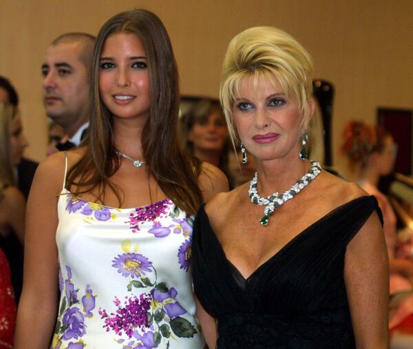 Ivana Trump junto con su hija Ivanka, en 2001 - Sputnik Mundo