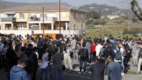Los estudiantes del liceo Alexis de Tocqueville de Grasse, Francia, donde se produjo tiroteo - Sputnik Mundo