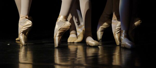 Pies de bailarinas de ballet (imagen referencial) - Sputnik Mundo