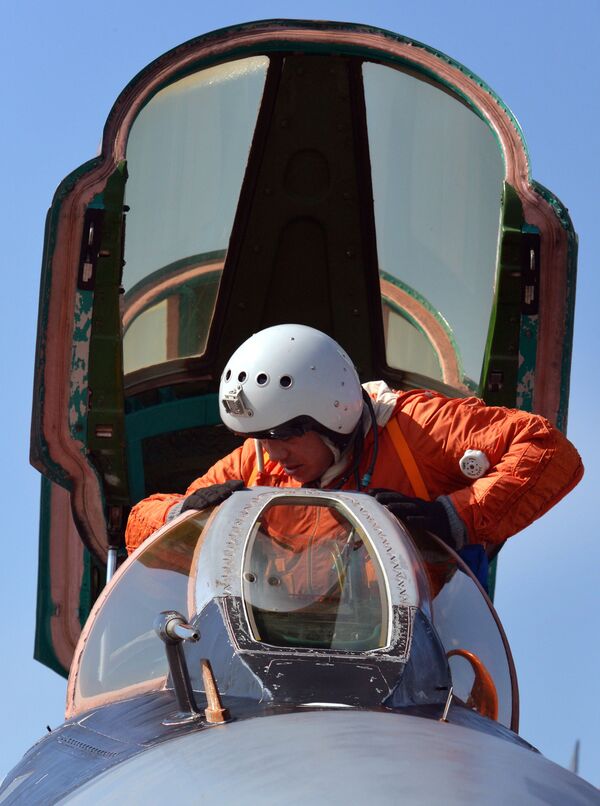 Un MiG-31 se prepara para despegar durante los ejercicios aéreos tácticos conjuntos en la región de Primorie. - Sputnik Mundo