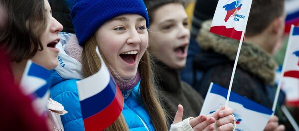 Crimeos celebran el tercer aniversario de la reunificación de Crimea con Rusia - Sputnik Mundo