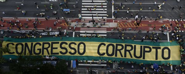 Demonstrators protest along Paulista Avenue in Sao Paulo, Brazil - Sputnik Mundo