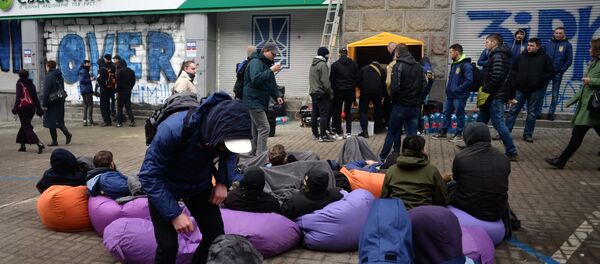 Representantes del partido radical ucraniano Cuerpo Nacional cerca de la oficina central de la filial ucraniana del banco ruso Sberbank - Sputnik Mundo