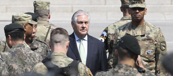 U.S. Secretary of State Rex Tillerson (C) visits with U.S. Gen. Vincent K. Brooks, commander of the United Nations Command, Combined Forces Command and United States Forces Korea - Sputnik Mundo