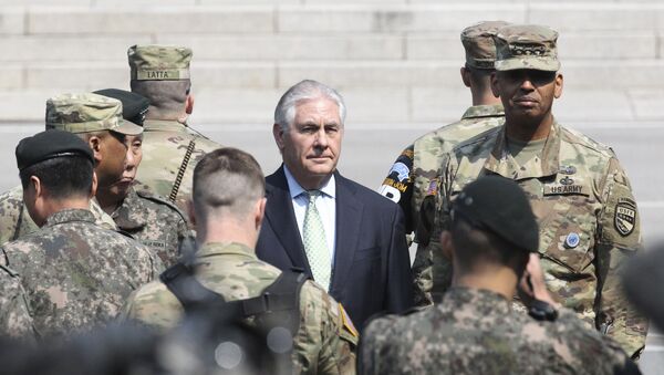 U.S. Secretary of State Rex Tillerson (C) visits with U.S. Gen. Vincent K. Brooks, commander of the United Nations Command, Combined Forces Command and United States Forces Korea - Sputnik Mundo