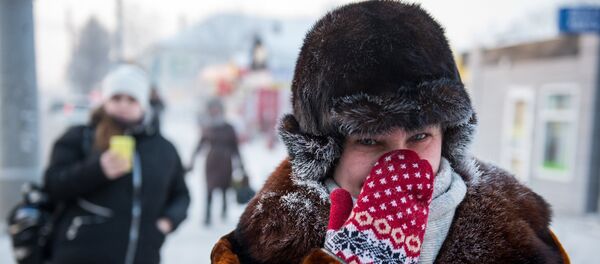 Mujer protege su nariz ante el frío - Sputnik Mundo