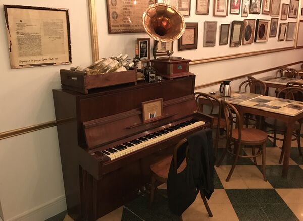 Piano del museo donde los visitantes pueden sentarse a tocar y sacarse una foto disfrazados de época - Sputnik Mundo