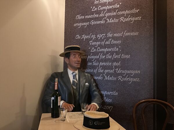 Estatua de un compadrito, antiguos varones que asistían a las tanguerías - Sputnik Mundo