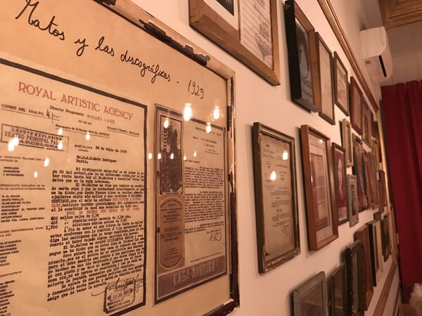 Pared del museo con recortes de prensa y afiches de la época - Sputnik Mundo