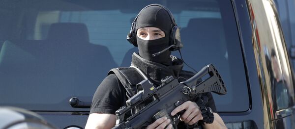 A member of special Police unit RAID outside the Tocqueville high school after a shooting incident injuring at least eight people, in Grasse, southern France, March 16, 2017 - Sputnik Mundo