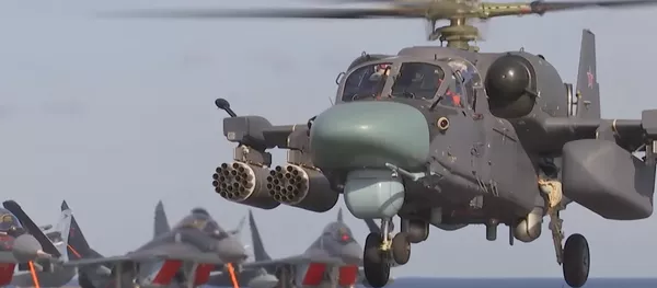 El helicóptero Ka-52K Katrán del grupo aéreo del portaviones ruso Almirante Kuznetsov El helicóptero Ka-52K Katrán del grupo aéreo del portaviones ruso Almirante Kuznetsov - Sputnik Mundo