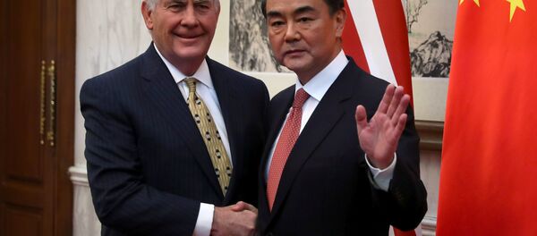 Rex Tillerson, secretario de Estado estadounidense, y Wang Yi, ministro de Exteriores de China - Sputnik Mundo