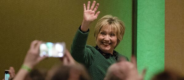 Hillary Clinton, durante la cena de la Comunidad de Mujeres Irlandesas en Pensilvania, con motivo del Día de San Patricio - Sputnik Mundo