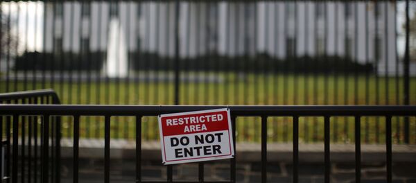 Una señal de zona restringida fuera de la Casa Blanca en Washington - Sputnik Mundo